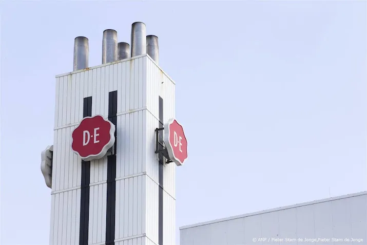 aandacht voor eigenaar douwe egberts op damrak na vertrek topman