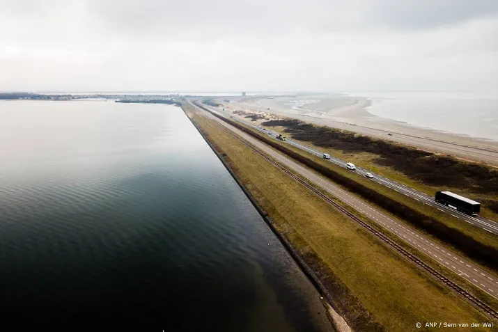 aangespoelde blauwe haai weer in zee uitgezet