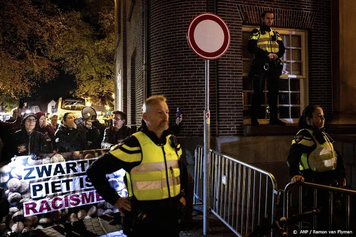 aanhoudingen voor gooien met eieren bij sinterklaasfeest zaandam