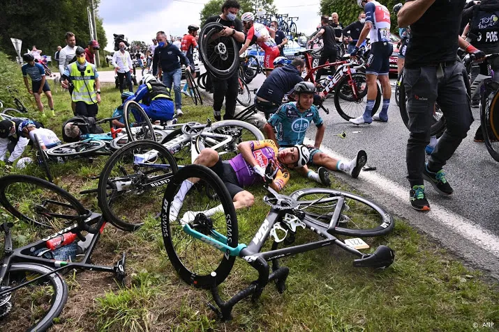 aanklacht tegen veroorzaakster val in tour ingetrokken