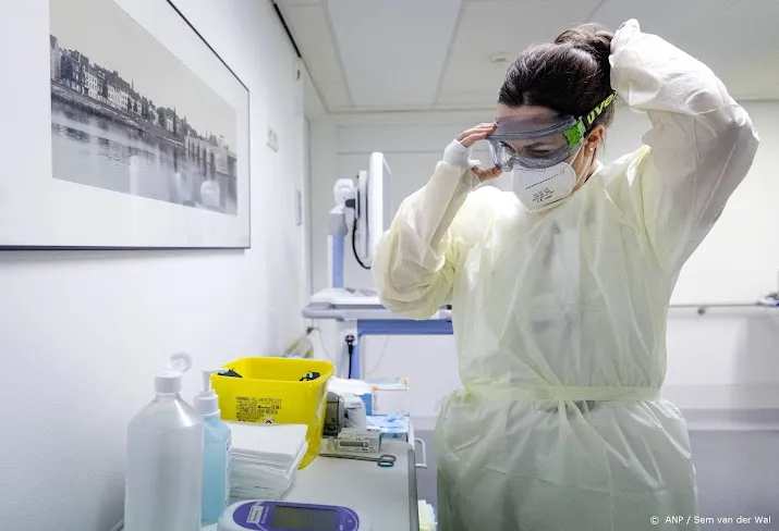 aantal coronapatienten in ziekenhuizen weer onder de 1100