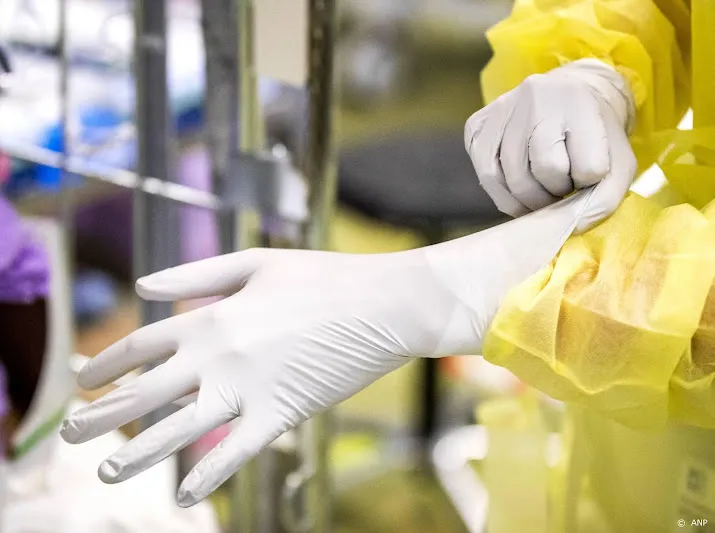 aantal opgenomen mensen met corona stijgt tot boven de 900