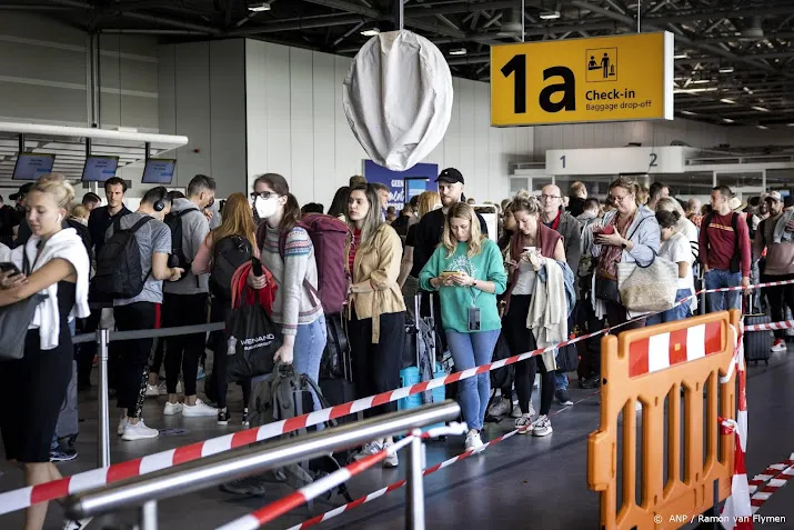 aantal reizigers schiphol verdubbeld wel minder dan voor corona