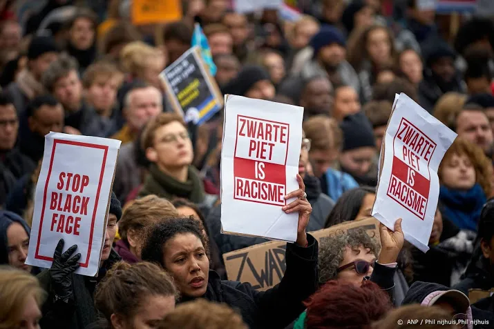 actiegroep demonstreert op meerdere plekken tegen zwarte piet