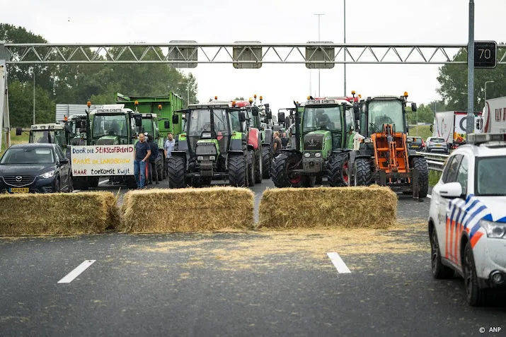 acties boeren op snelwegen en elders tot laat in de avond