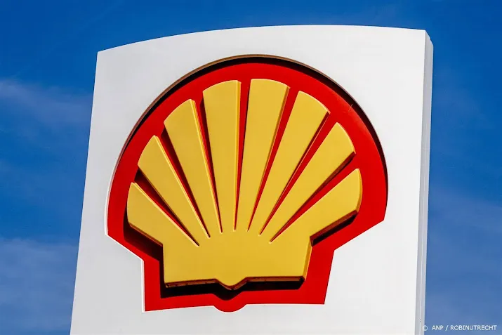 activisten verstoren jaarvergadering shell mensen weggesleept