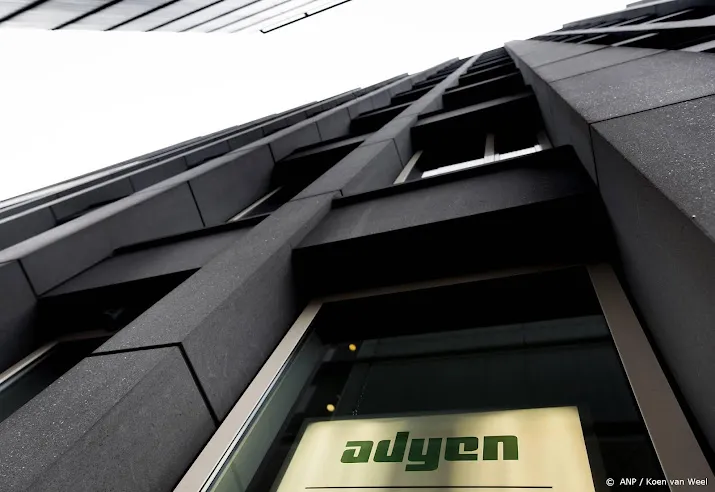 adyen en asmi aan kop in licht hogere aex