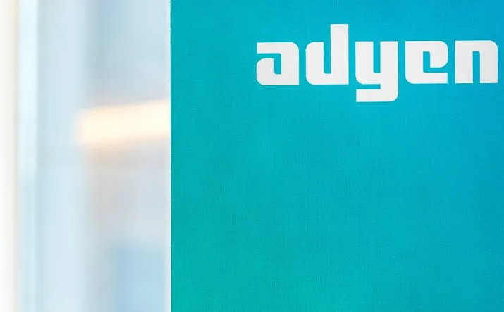 adyen klimt op lager damrak