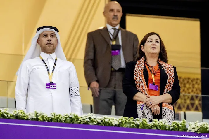 afgevaardigden qatar met eigen armband om naast minister helder