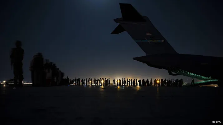 afghaanse tolken met eindbestemming nederland verlaten kabul