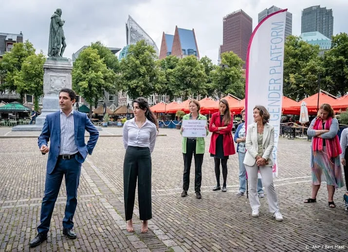 afghanen in nederland haal meer mensen uit afghanistan