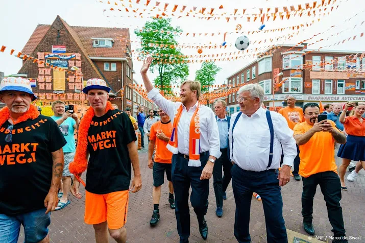 afstand houden was niet mogelijk door drukte bij bezoek koning