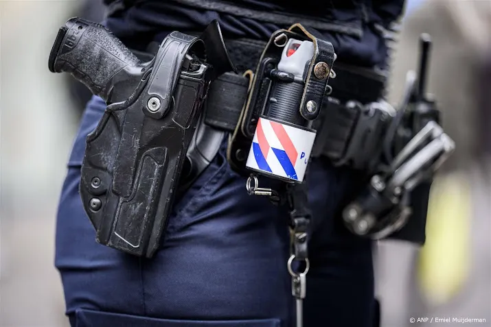 agent gebruikt vuurwapen in ter apel man raakt gewond aan been