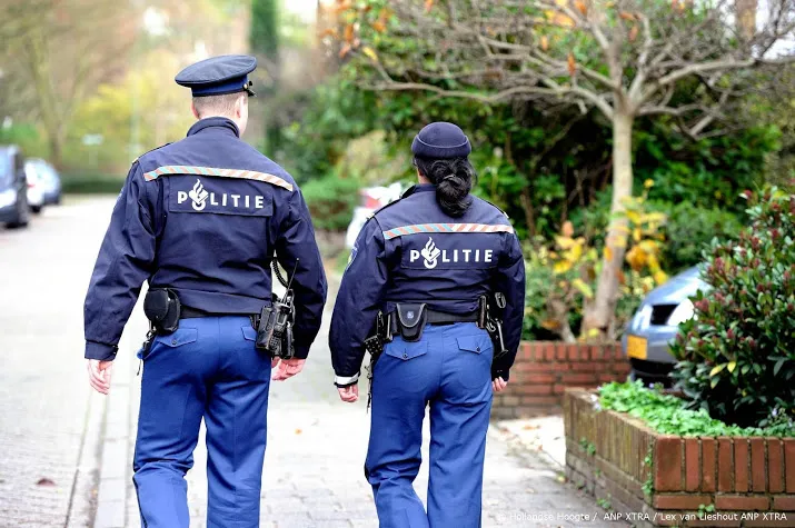 agenten krijgen vanuit het niets klappen