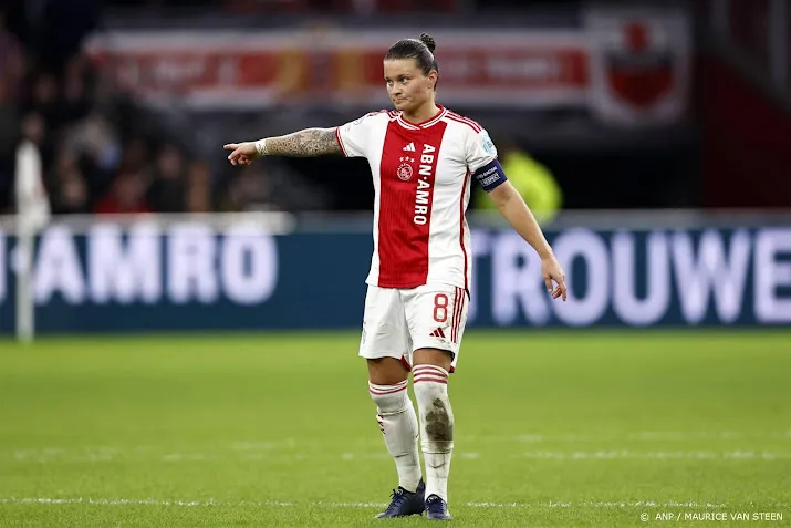 ajax aanvoerster spitse wijt nederlaag aan gebrek aan ervaring