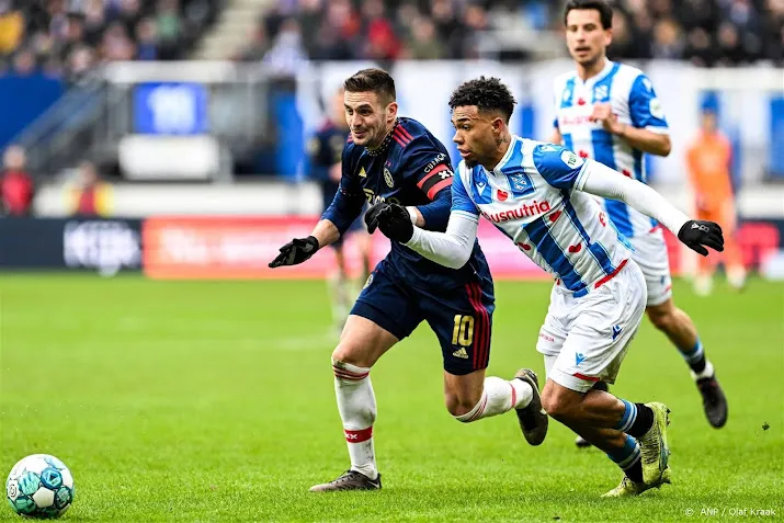 ajax in punten gelijk met feyenoord na uitzege op sc heerenveen