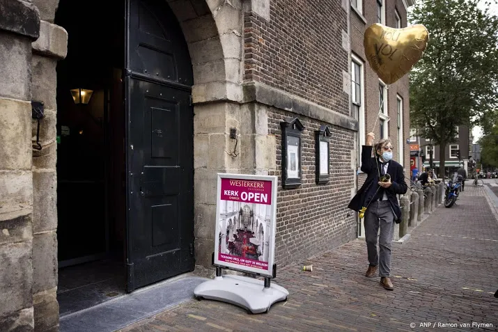 al veel aanloop bij amsterdamse westerkerk voor peter r de vries