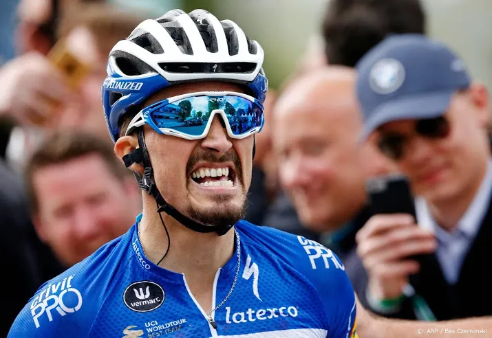 alaphilippe soleert naar ritzege en gele trui