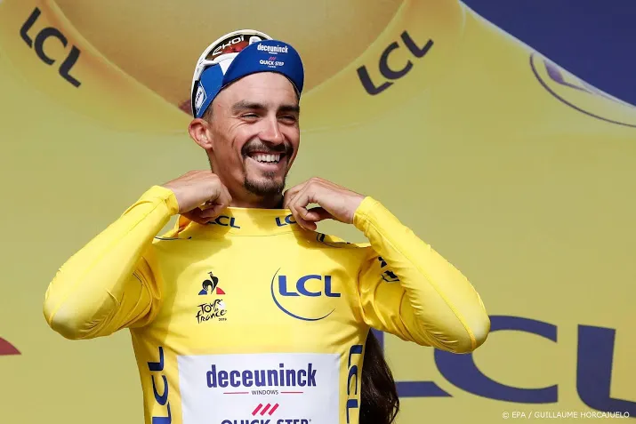 alaphilippe stevig in geel na zege in tijdrit
