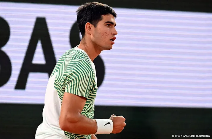 alcaraz laat tsitsipas kansloos op roland garros treft djokovic
