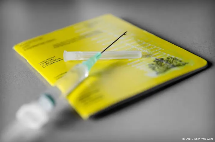 alle ggden gaan coronaprikken in gele boekjes stempelen