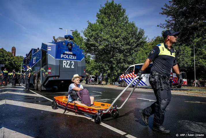 alle klimaatactivisten van a12 verwijderd