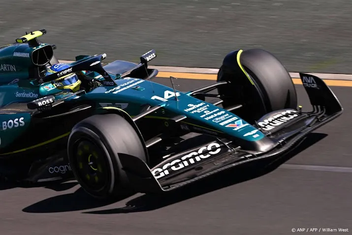alonso zakt naar achtste plaats na straf voor bizarre actie