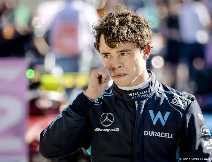 alphatauri toont auto voor formule 1 coureur de vries