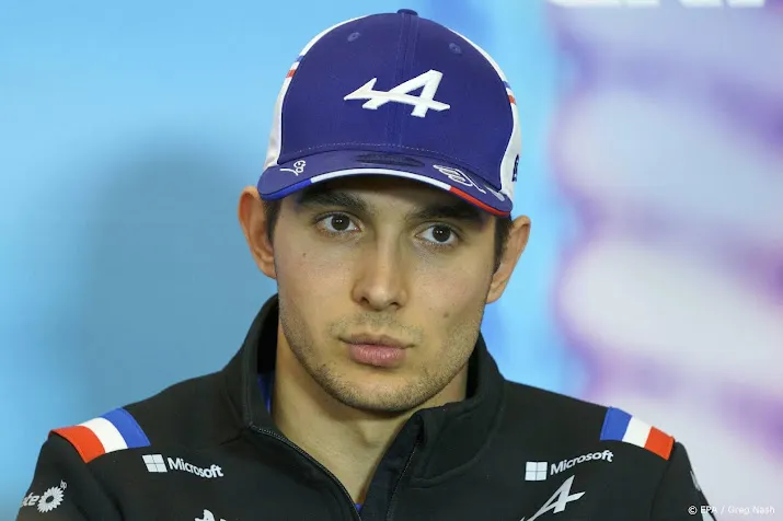 alpine coureur ocon start voor straf vanuit pitstraat in austin