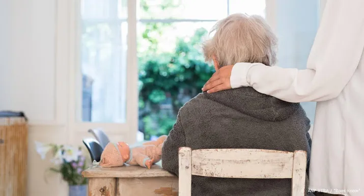 alzheimer nederland verspreidt raamposters met vergeet mij nietjes