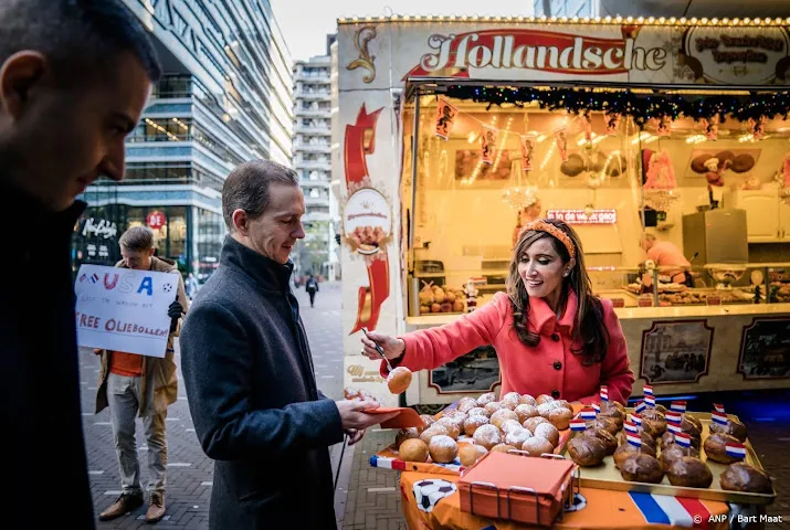 ambassadeur vs deelt oliebollen uit na verlies wk weddenschap
