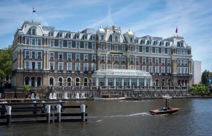 amstel hotel staat in etalage