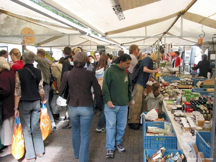 amsterdam scherpt maatregel aan op drukke noordermarkt