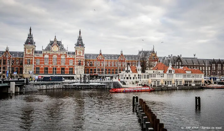 amsterdam slaat toeristen zwaarder aan