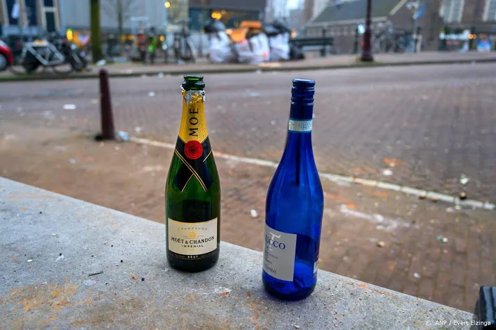 amsterdam verbiedt alcohol op noordermarkt en in de pijp