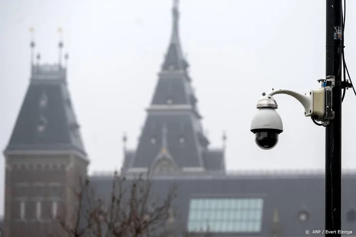 amsterdam verlengt cameratoezicht op museumplein