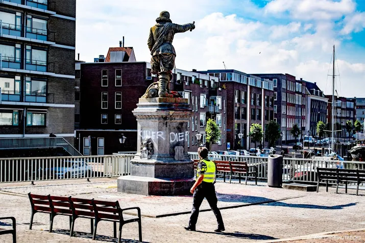 amsterdam wil tekst en uitleg geven bij koloniale standbeelden