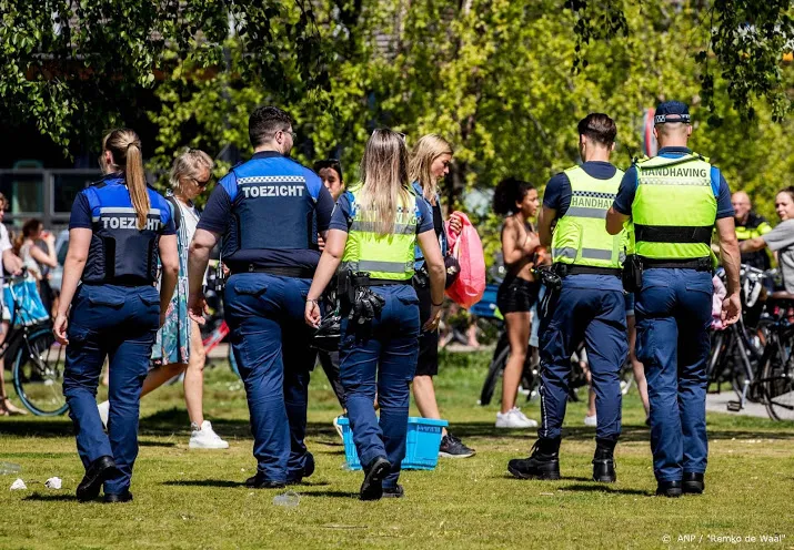 amsterdams park ontruimd toegangswegen stranden afgesloten