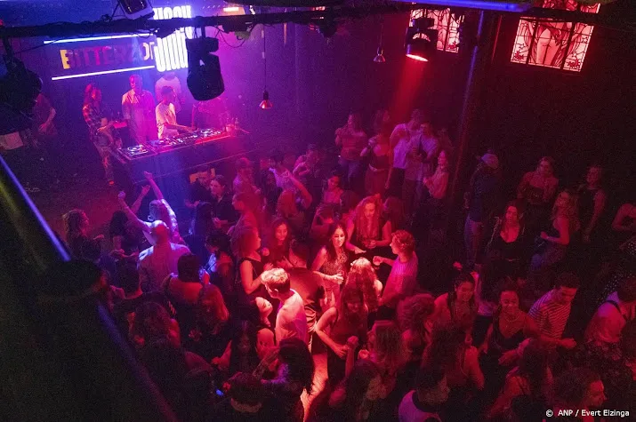 amsterdamse clubs zaterdag open ondanks dreiging dwangsom