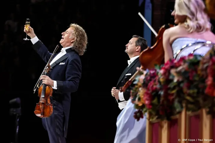 andre rieu schiet bestolen fanfare te hulp