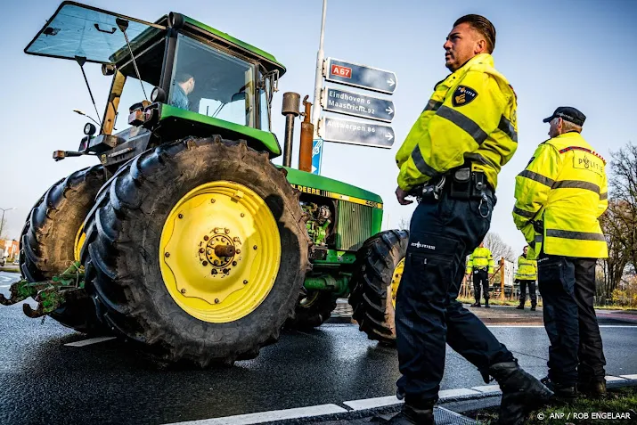 anwb een van de geblokkeerde rijstroken op de a67 gaat open