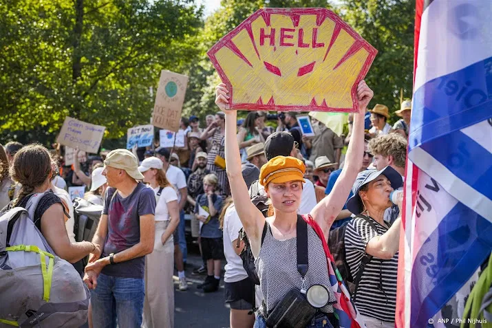 applaus bij steundemo wanneer activisten a12 blokkeren