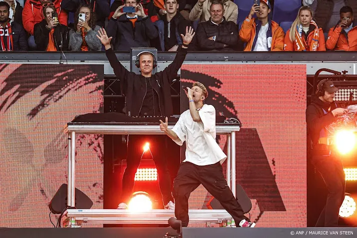 armin van buuren en chefspecial warmen oranjefans op met ek lied