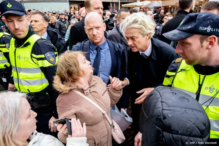arrestant bij flyeractie wilders langer vast