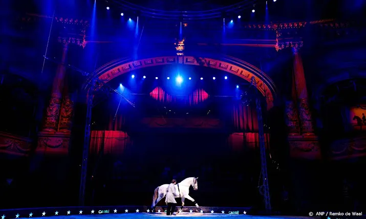 artiest valt van grote hoogte naar beneden in circus haarlem