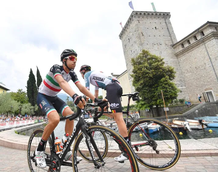 aru stapt af in giro