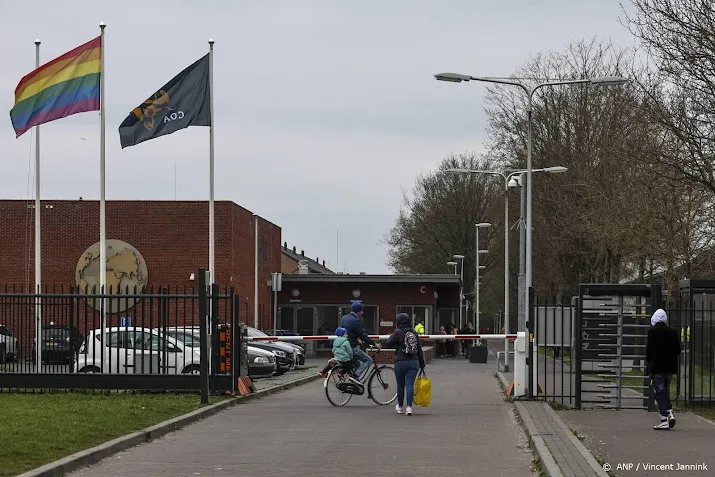 asielzoekers overnachten op stoelen in aanmeldcentrum ter apel