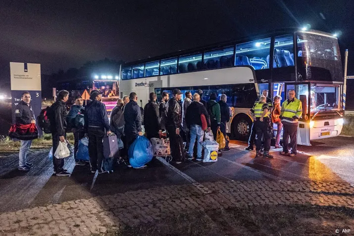asielzoekers ter apel gaan met bussen naar elders voor onderdak