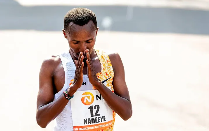 atleet nageeye loopt bij elite in marathon van valencia