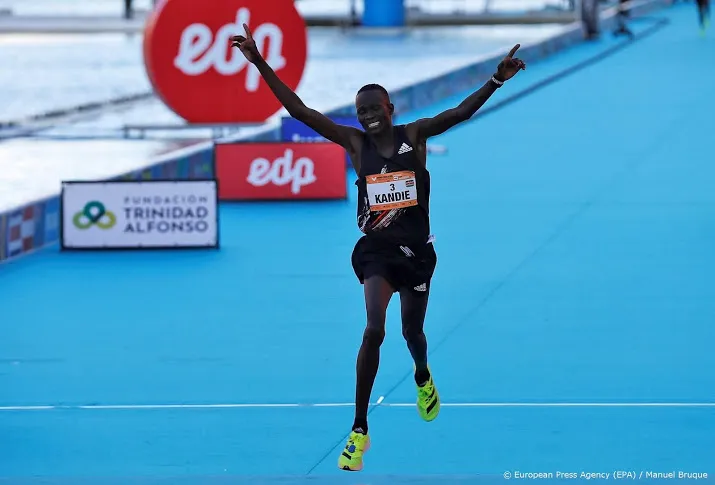 atletiekbaas coe tegen beteugelen recordschoenen